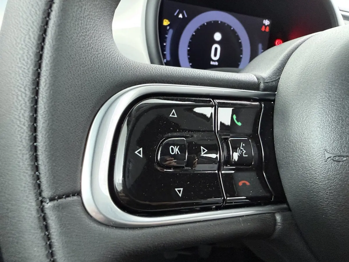 ICON | 10,25" touchscreen radio met Bluetooth, DAB & USB | Automatische airconditioning | Isofix bevestigingspunten op de achterstoelen