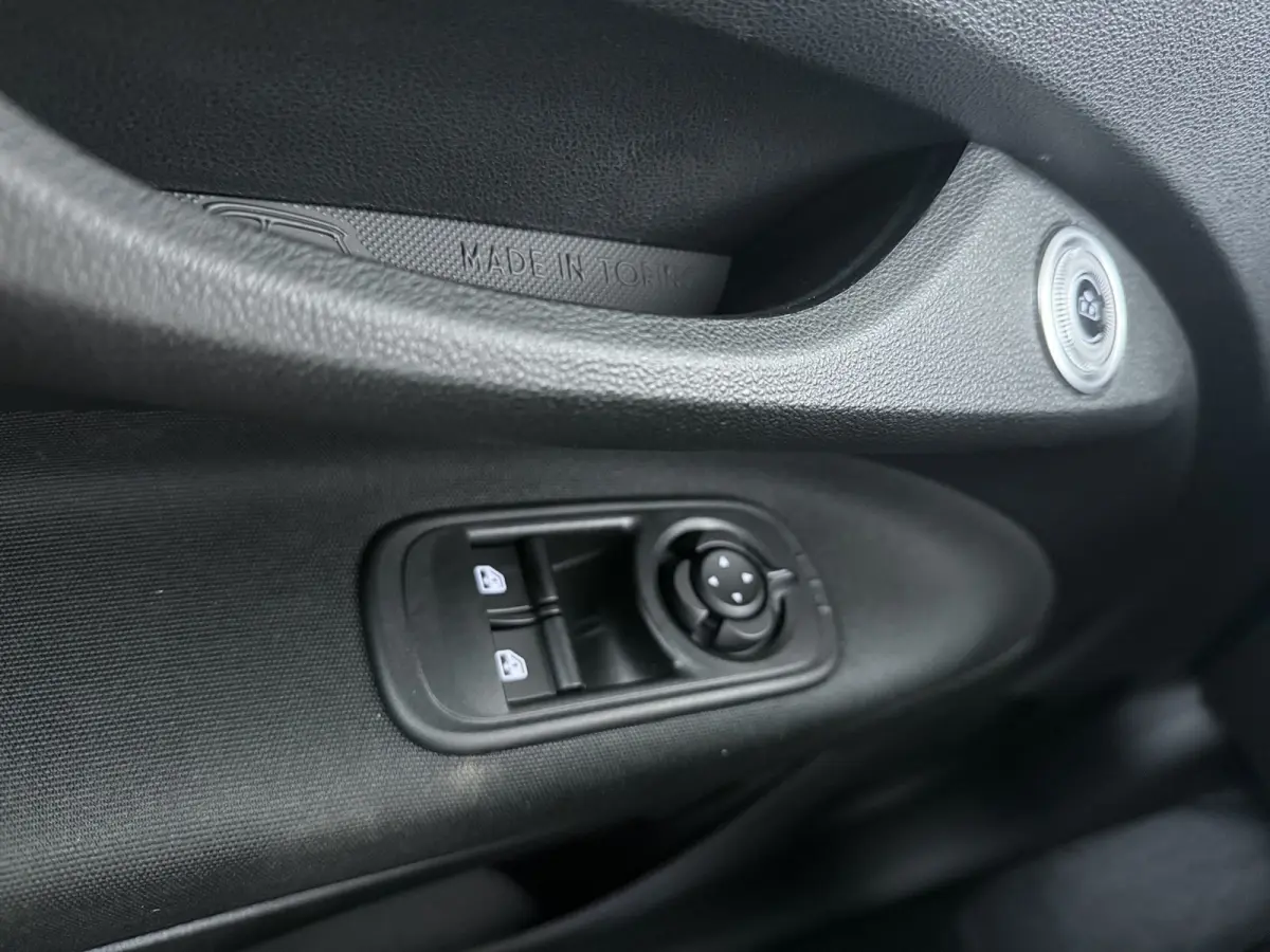 ICON | 10,25" touchscreen radio met Bluetooth, DAB & USB | Automatische airconditioning | Isofix bevestigingspunten op de achterstoelen