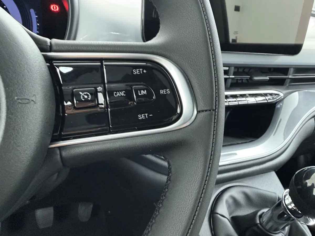 ICON | 10,25" touchscreen radio met Bluetooth, DAB & USB | Automatische airconditioning | Isofix bevestigingspunten op de achterstoelen