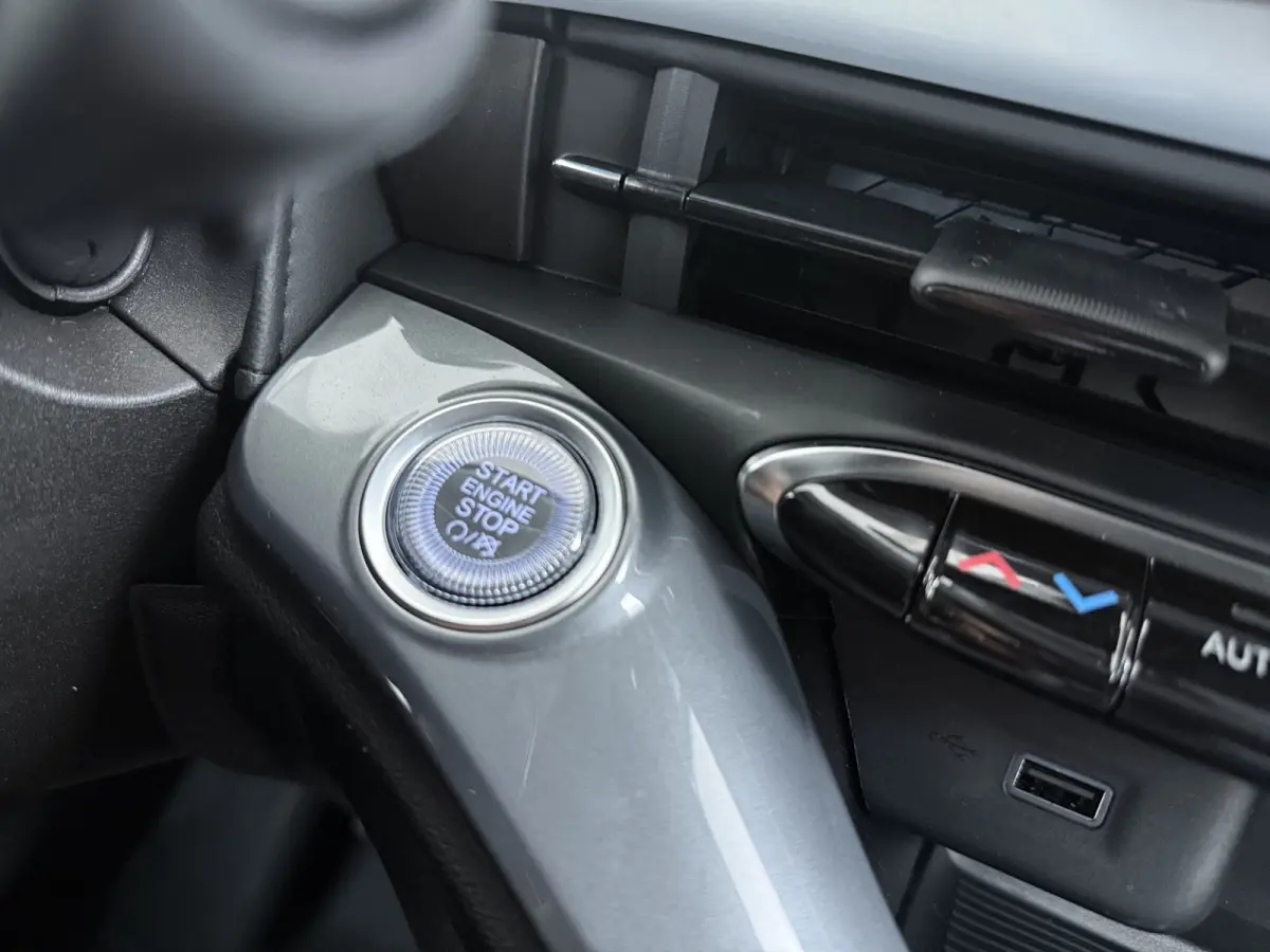 ICON | 10,25" touchscreen radio met Bluetooth, DAB & USB | Automatische airconditioning | Isofix bevestigingspunten op de achterstoelen