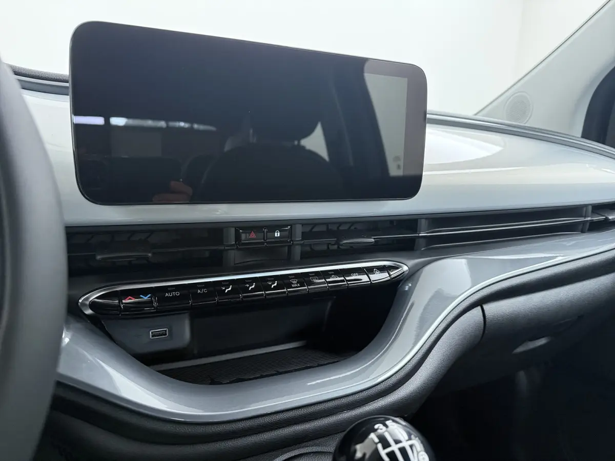 ICON | 10,25" touchscreen radio met Bluetooth, DAB & USB | Automatische airconditioning | Isofix bevestigingspunten op de achterstoelen