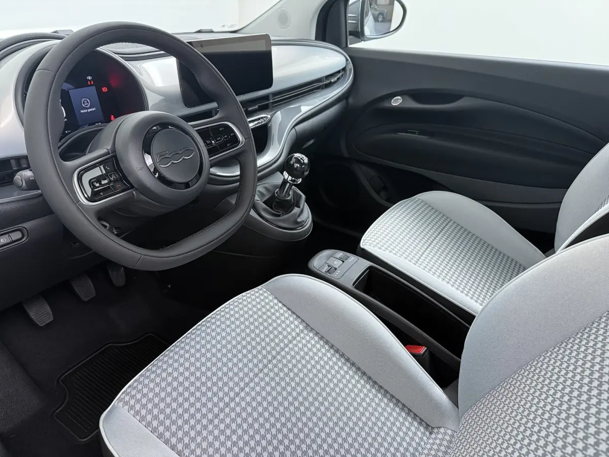 ICON | 10,25" touchscreen radio met Bluetooth, DAB & USB | Automatische airconditioning | Isofix bevestigingspunten op de achterstoelen