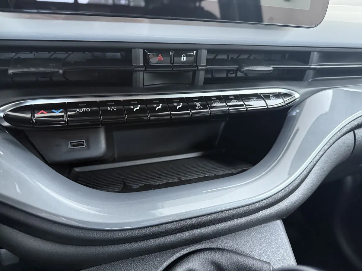 ICON | 10,25" touchscreen radio met Bluetooth, DAB & USB | Automatische airconditioning | Isofix bevestigingspunten op de achterstoelen