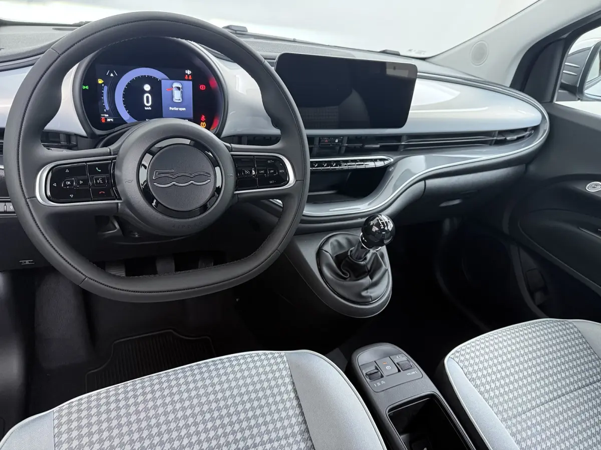 ICON | 10,25" touchscreen radio met Bluetooth, DAB & USB | Automatische airconditioning | Isofix bevestigingspunten op de achterstoelen