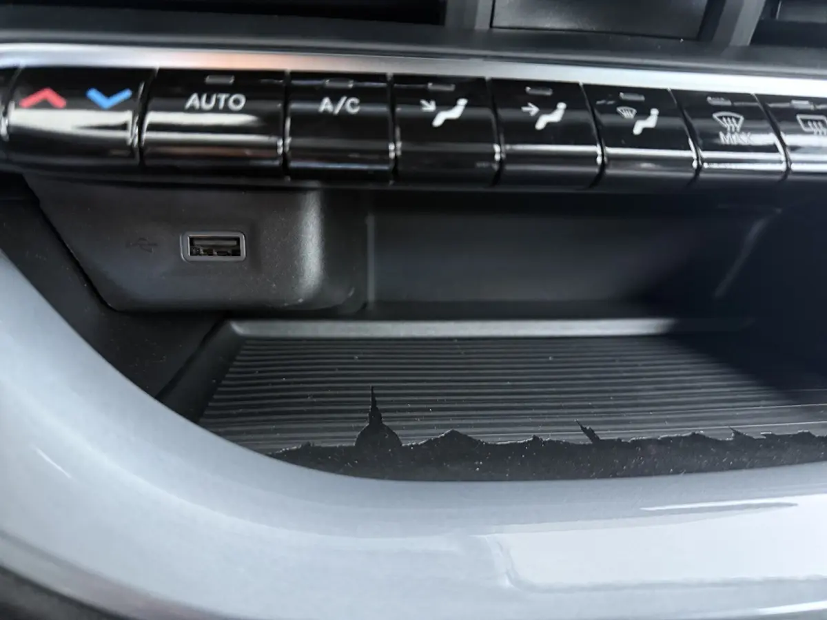 ICON | 10,25" touchscreen radio met Bluetooth, DAB & USB | Automatische airconditioning | Isofix bevestigingspunten op de achterstoelen