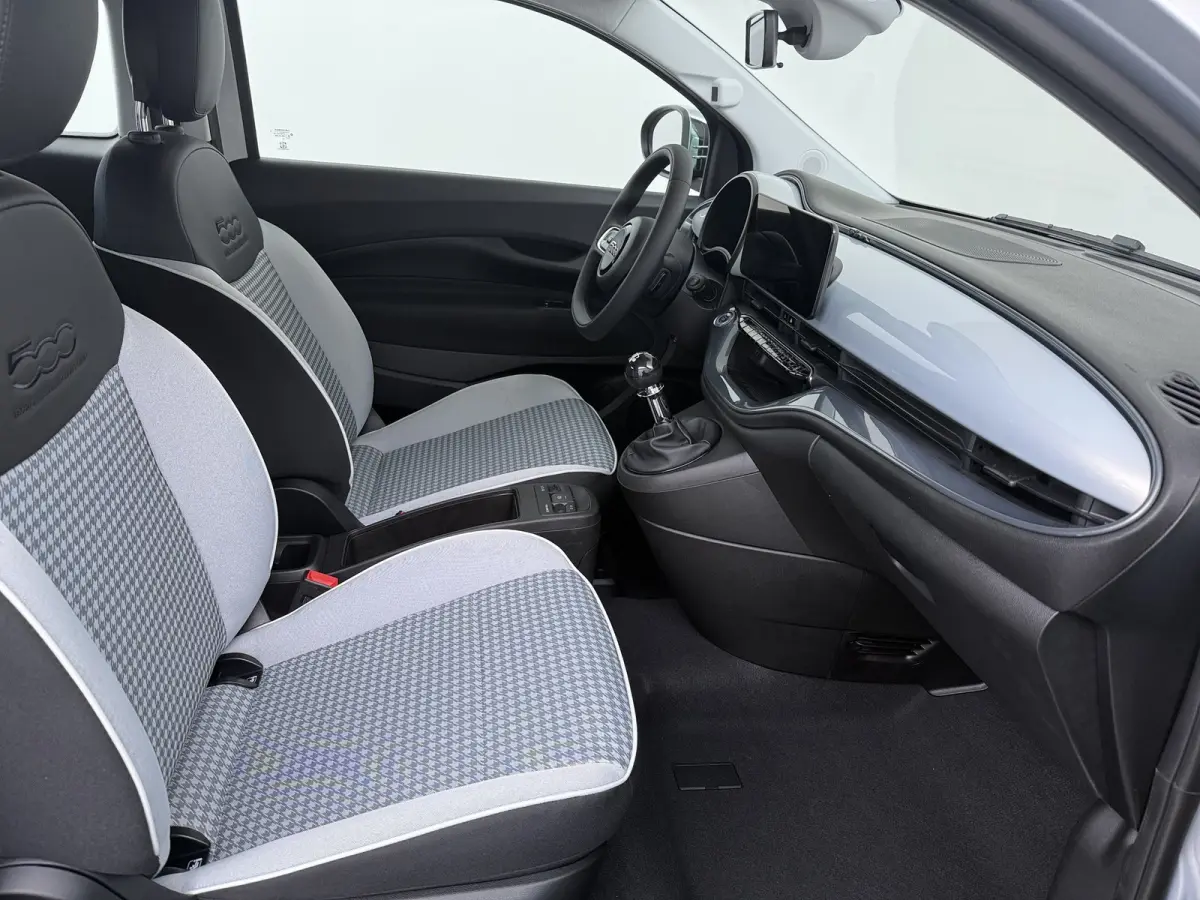 ICON | 10,25" touchscreen radio met Bluetooth, DAB & USB | Automatische airconditioning | Isofix bevestigingspunten op de achterstoelen
