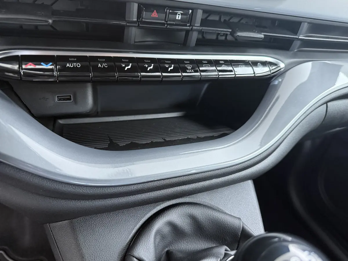 ICON | 10,25" touchscreen radio met Bluetooth, DAB & USB | Automatische airconditioning | Isofix bevestigingspunten op de achterstoelen