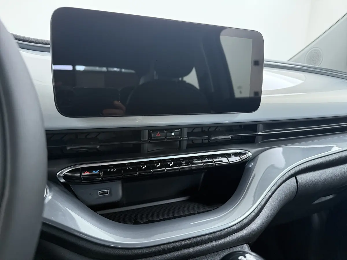 ICON | 10,25" touchscreen radio met Bluetooth, DAB & USB | Automatische airconditioning | Isofix bevestigingspunten op de achterstoelen