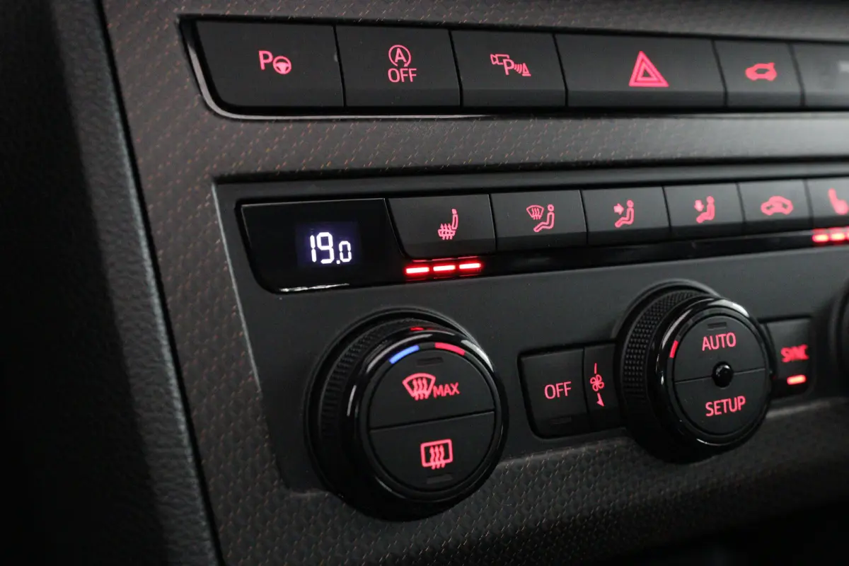 2.0 TSI Limited Edition | Akrapovic | Open Dak | Trekhaak wegklapbaar | LED | 360 Camera | Sfeerverlichting | Beats Audio | Stoelverwarming | BLIS | Clima | DAB | Cruise Adaptive