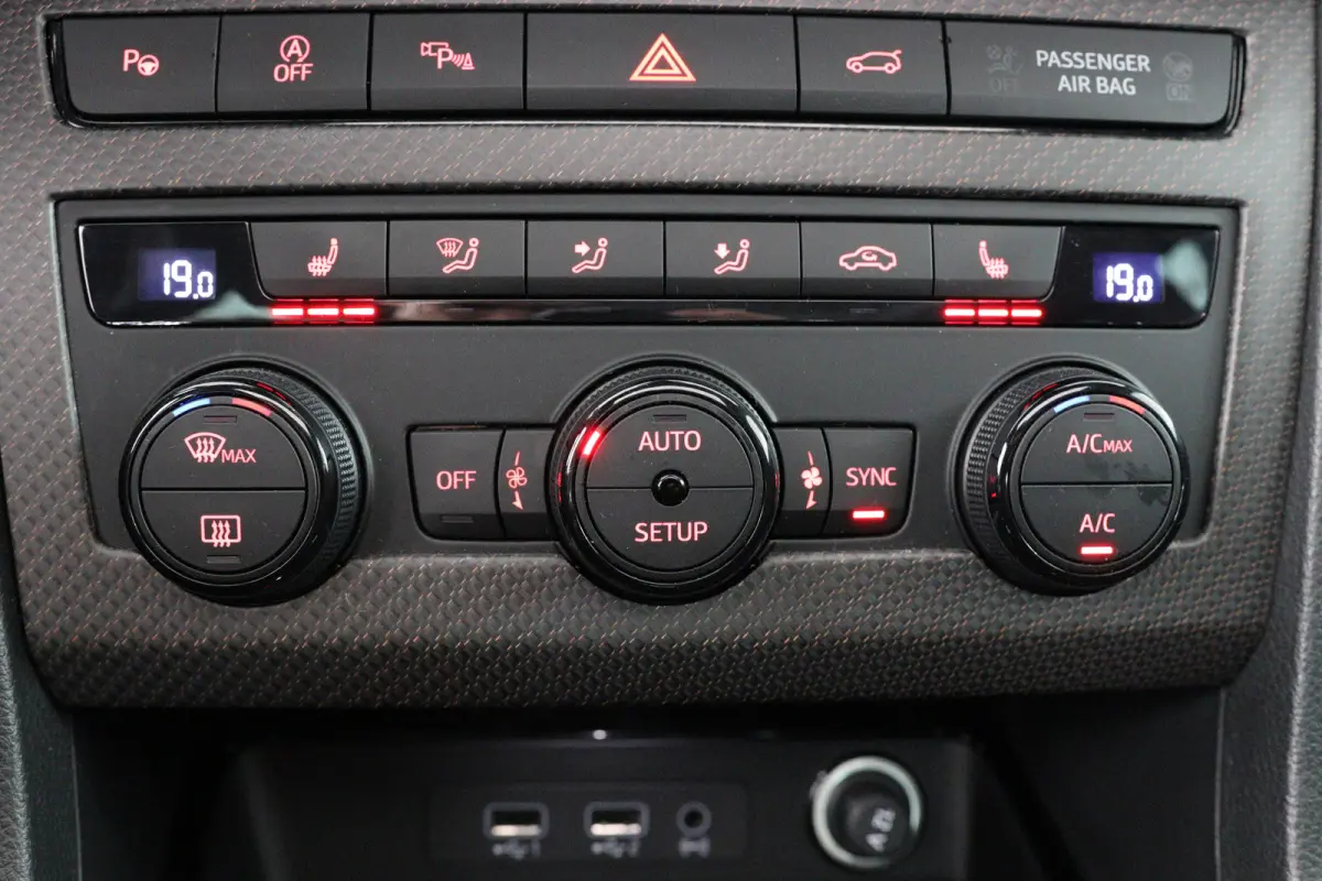 2.0 TSI Limited Edition | Akrapovic | Open Dak | Trekhaak wegklapbaar | LED | 360 Camera | Sfeerverlichting | Beats Audio | Stoelverwarming | BLIS | Clima | DAB | Cruise Adaptive