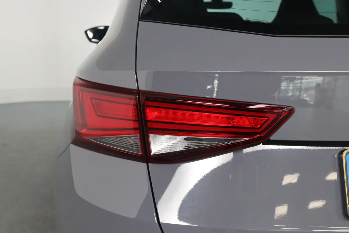 2.0 TSI Limited Edition | Akrapovic | Open Dak | Trekhaak wegklapbaar | LED | 360 Camera | Sfeerverlichting | Beats Audio | Stoelverwarming | BLIS | Clima | DAB | Cruise Adaptive