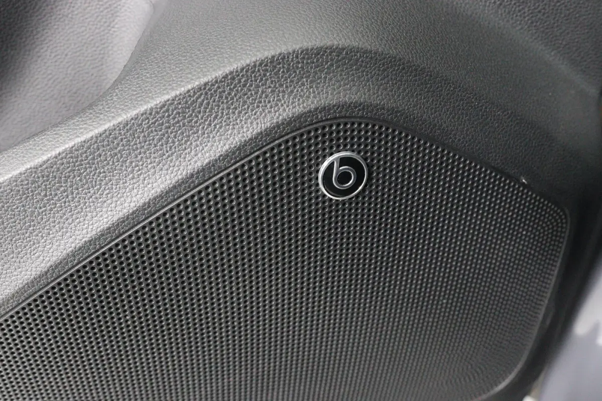 2.0 TSI Limited Edition | Akrapovic | Open Dak | Trekhaak wegklapbaar | LED | 360 Camera | Sfeerverlichting | Beats Audio | Stoelverwarming | BLIS | Clima | DAB | Cruise Adaptive