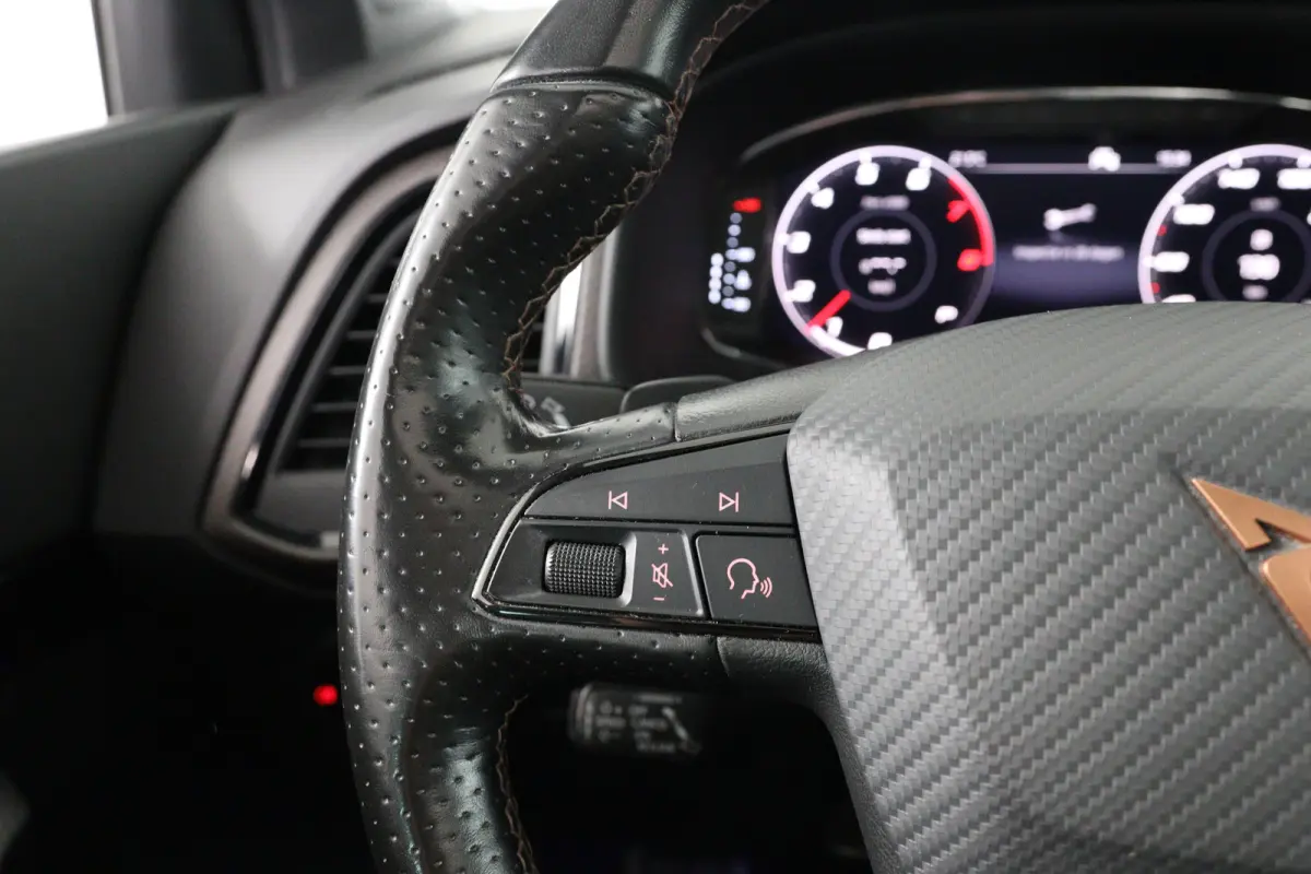 2.0 TSI Limited Edition | Akrapovic | Open Dak | Trekhaak wegklapbaar | LED | 360 Camera | Sfeerverlichting | Beats Audio | Stoelverwarming | BLIS | Clima | DAB | Cruise Adaptive