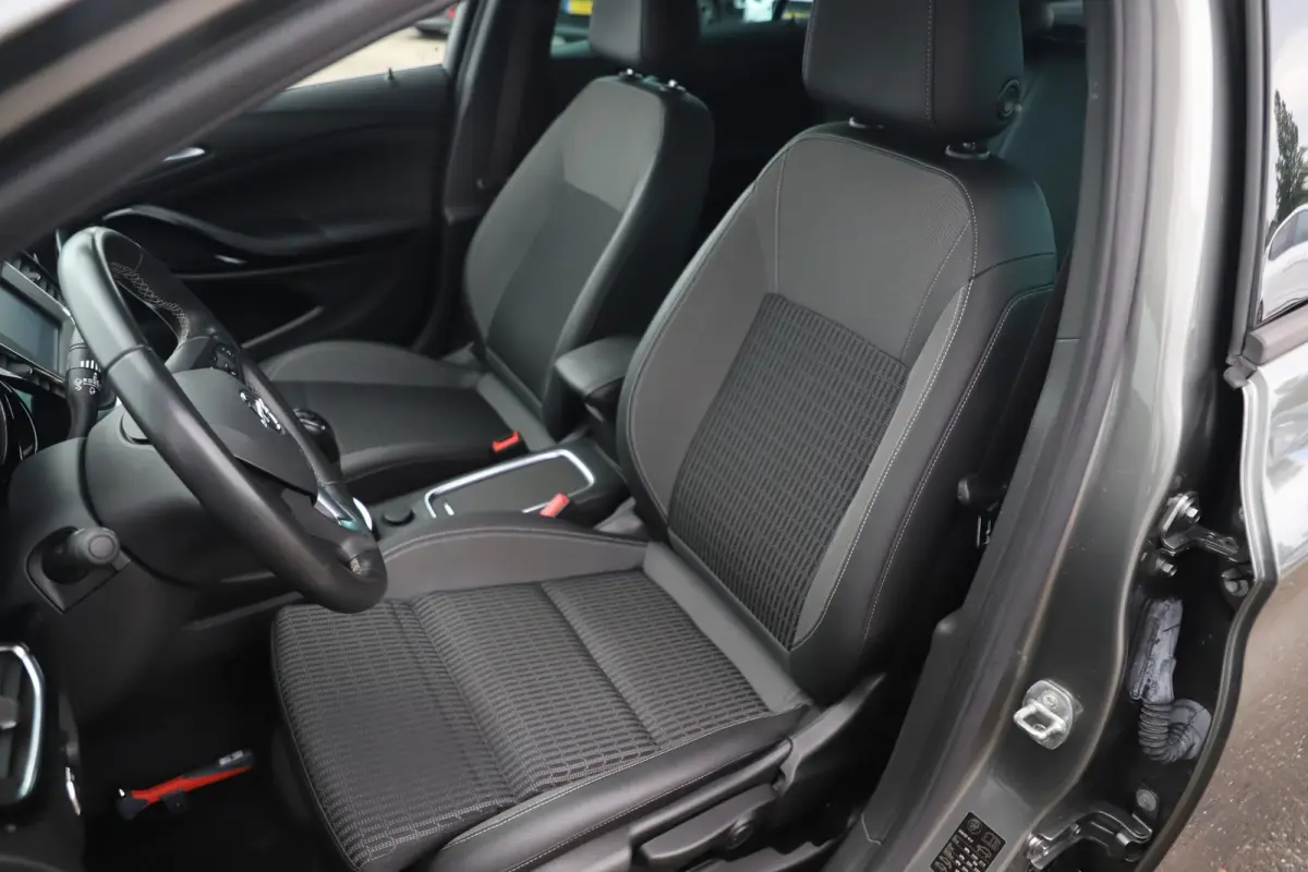 1.2 Design & Tech 110PK Sportstoelen Navigatie Achteruitrijcamera Carplay Android LMV Airco Cruise Control