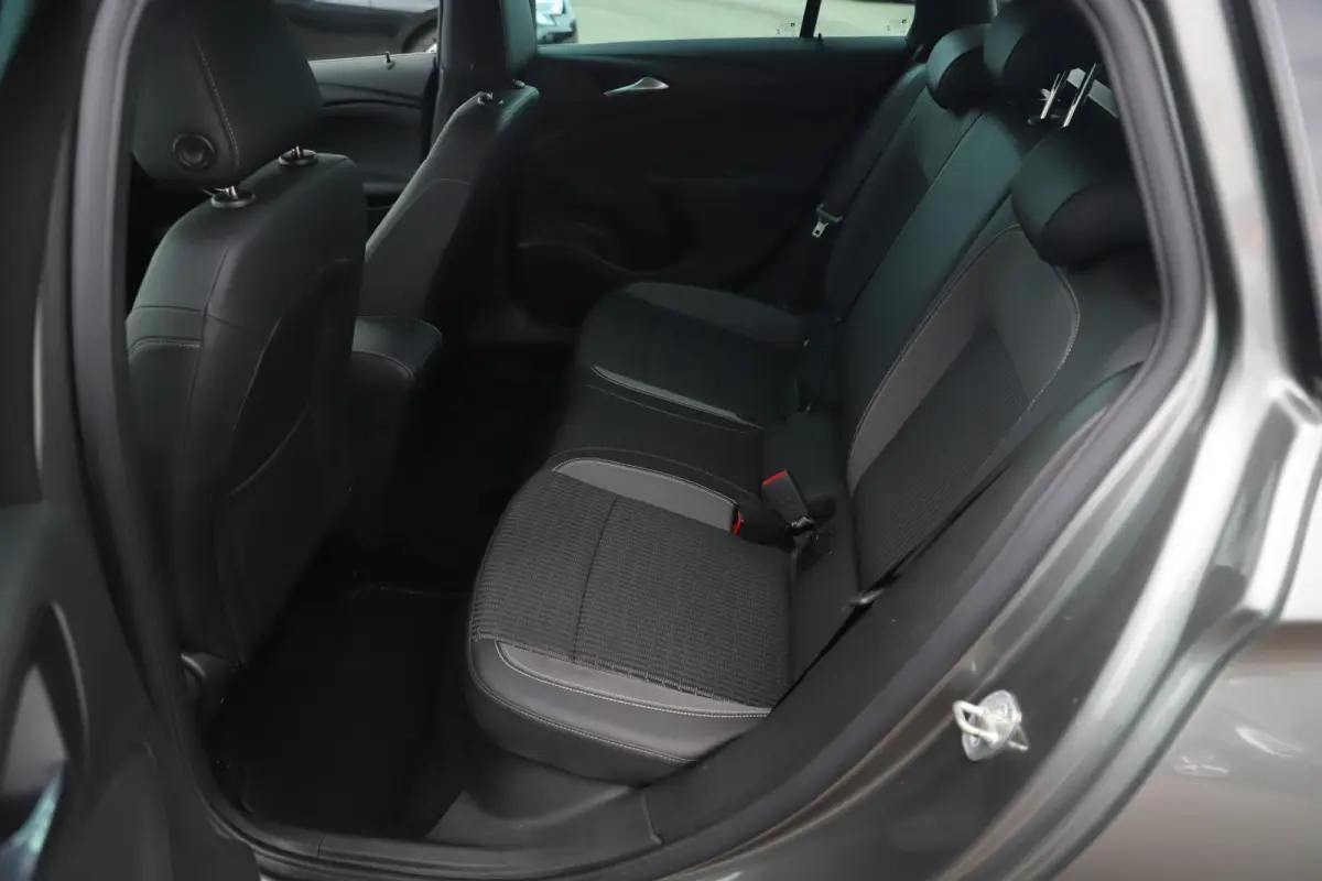 1.2 Design & Tech 110PK Sportstoelen Navigatie Achteruitrijcamera Carplay Android LMV Airco Cruise Control