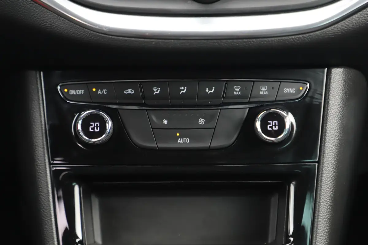 1.2 Design & Tech 110PK Sportstoelen Navigatie Achteruitrijcamera Carplay Android LMV Airco Cruise Control