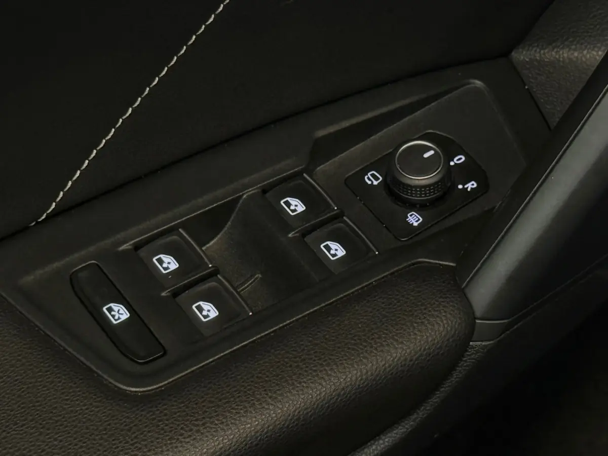 1.4 TSI eHybrid 3 X R-Line Blackstyle Pano 360 Keyless Headup 20 inch