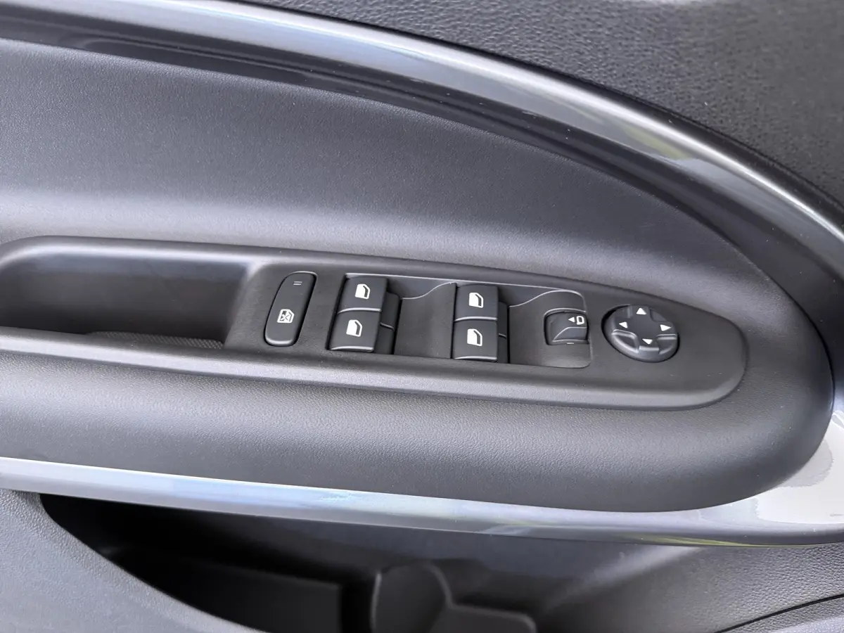Sport | 10,25" touchscreen radio met Bluetooth, DAB & USB | Automatische airconditioning | Cruise control