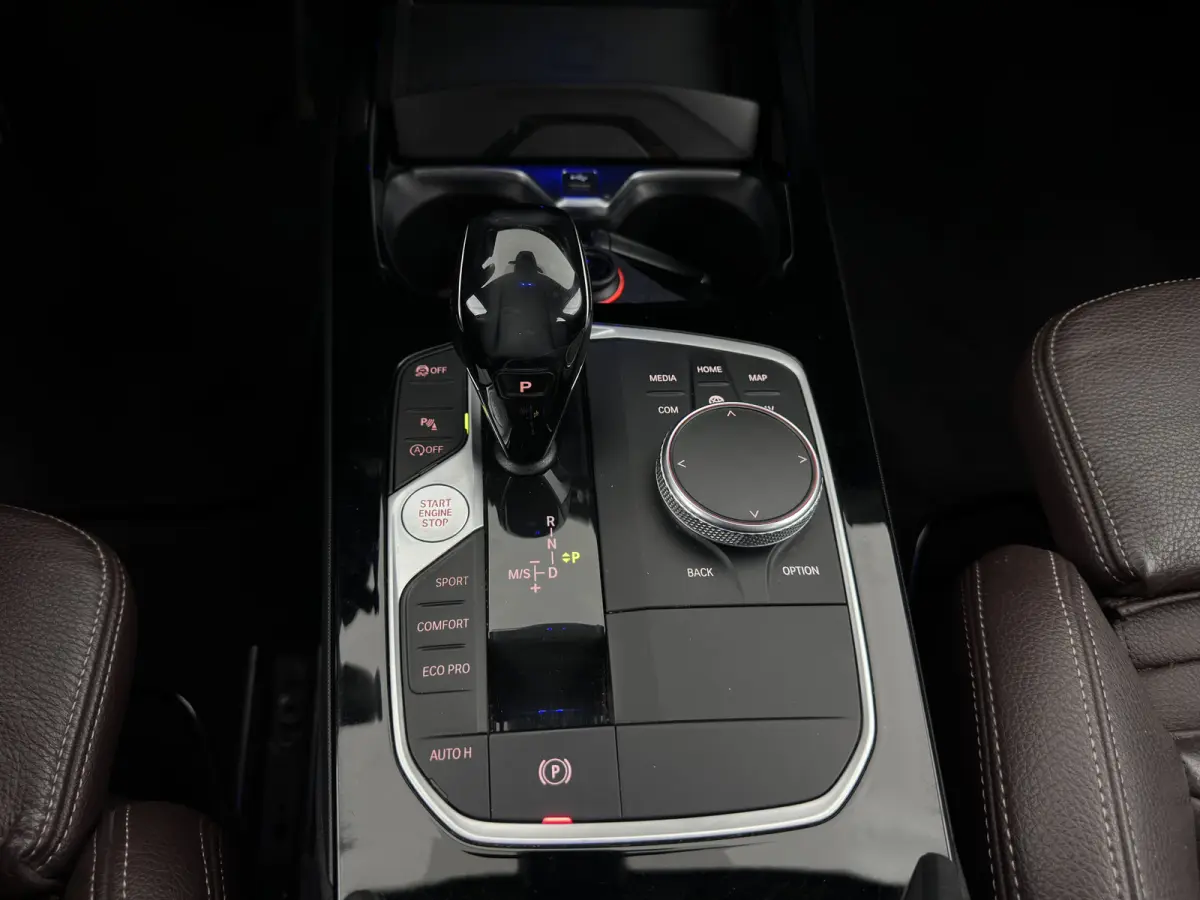 118i High Executive Edition (INCL-BTW) Aut.*M-SPORT-CUPSEATS | PANO | FULL-LED | DIGI-COCKPIT | HIFI-SOUND | CAMERA | NAVI-FULLMAP | AMBIENTLIGHT | PRIVACY-GLASS | ECC | CARBON-INLAY | PDC |