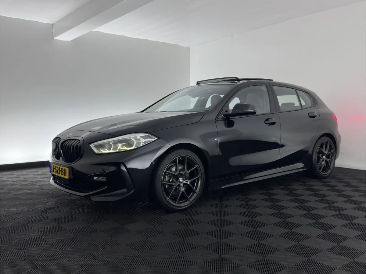 118i High Executive Edition (INCL-BTW) Aut.*M-SPORT-CUPSEATS | PANO | FULL-LED | DIGI-COCKPIT | HIFI-SOUND | CAMERA | NAVI-FULLMAP | AMBIENTLIGHT | PRIVACY-GLASS | ECC | CARBON-INLAY | PDC |