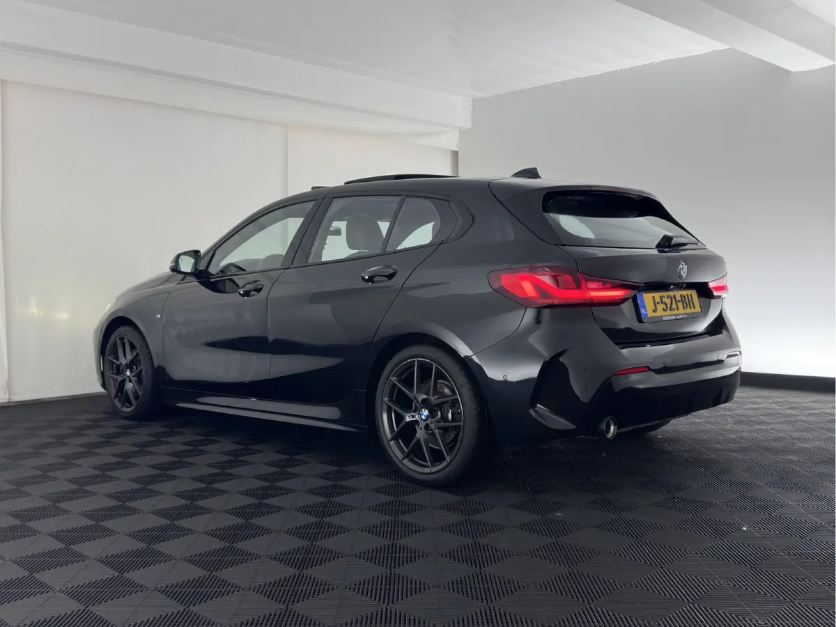 118i High Executive Edition (INCL-BTW) Aut.*M-SPORT-CUPSEATS | PANO | FULL-LED | DIGI-COCKPIT | HIFI-SOUND | CAMERA | NAVI-FULLMAP | AMBIENTLIGHT | PRIVACY-GLASS | ECC | CARBON-INLAY | PDC |