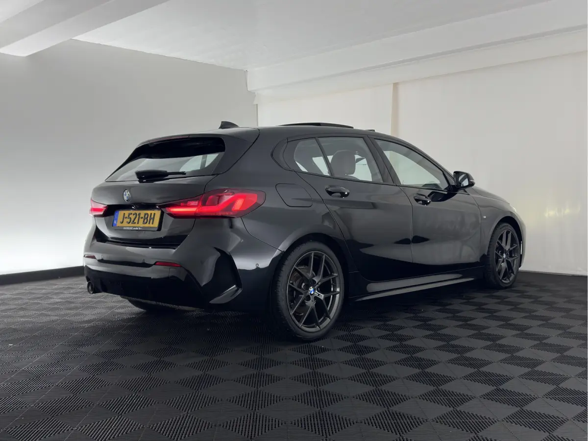 118i High Executive Edition (INCL-BTW) Aut.*M-SPORT-CUPSEATS | PANO | FULL-LED | DIGI-COCKPIT | HIFI-SOUND | CAMERA | NAVI-FULLMAP | AMBIENTLIGHT | PRIVACY-GLASS | ECC | CARBON-INLAY | PDC |