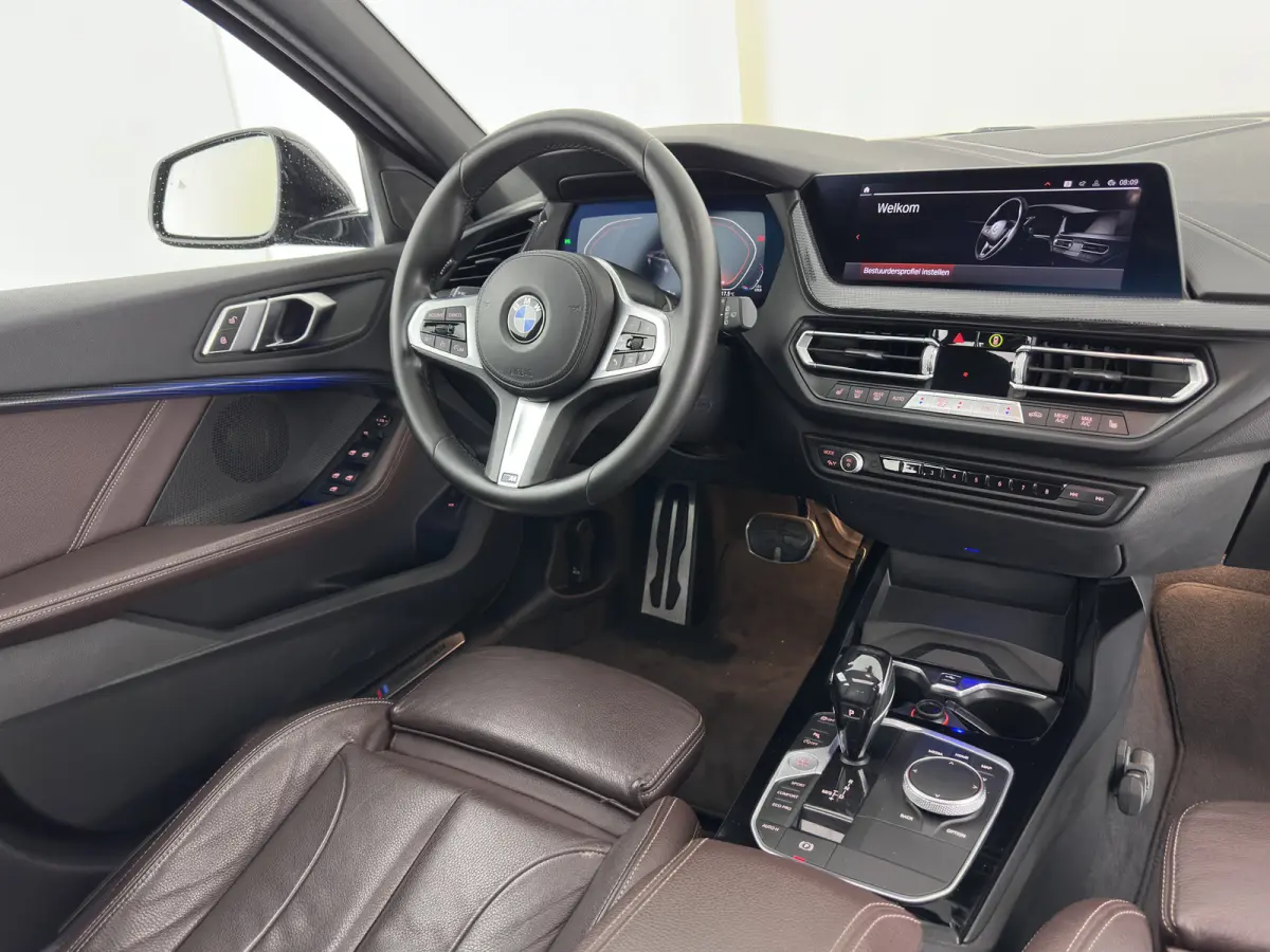 118i High Executive Edition (INCL-BTW) Aut.*M-SPORT-CUPSEATS | PANO | FULL-LED | DIGI-COCKPIT | HIFI-SOUND | CAMERA | NAVI-FULLMAP | AMBIENTLIGHT | PRIVACY-GLASS | ECC | CARBON-INLAY | PDC |
