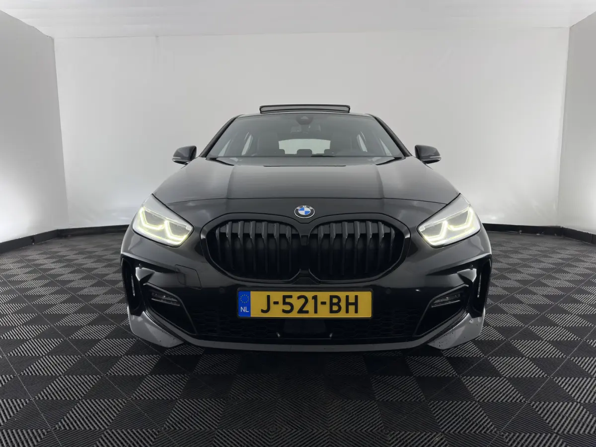 118i High Executive Edition (INCL-BTW) Aut.*M-SPORT-CUPSEATS | PANO | FULL-LED | DIGI-COCKPIT | HIFI-SOUND | CAMERA | NAVI-FULLMAP | AMBIENTLIGHT | PRIVACY-GLASS | ECC | CARBON-INLAY | PDC |