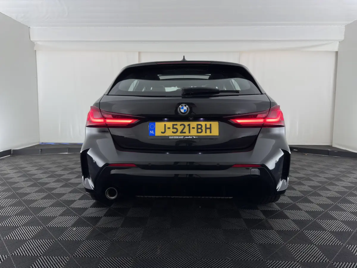 118i High Executive Edition (INCL-BTW) Aut.*M-SPORT-CUPSEATS | PANO | FULL-LED | DIGI-COCKPIT | HIFI-SOUND | CAMERA | NAVI-FULLMAP | AMBIENTLIGHT | PRIVACY-GLASS | ECC | CARBON-INLAY | PDC |