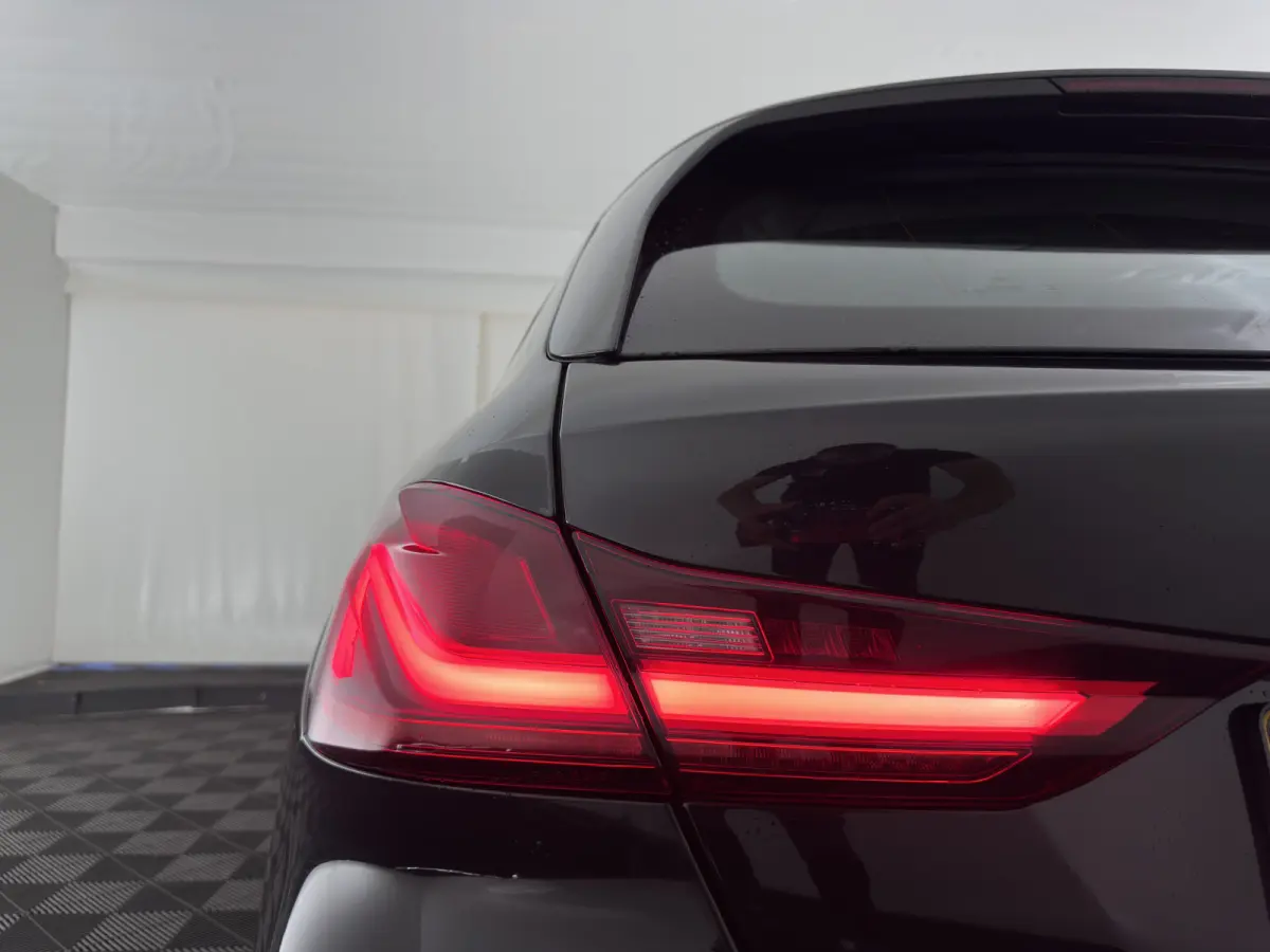 118i High Executive Edition (INCL-BTW) Aut.*M-SPORT-CUPSEATS | PANO | FULL-LED | DIGI-COCKPIT | HIFI-SOUND | CAMERA | NAVI-FULLMAP | AMBIENTLIGHT | PRIVACY-GLASS | ECC | CARBON-INLAY | PDC |