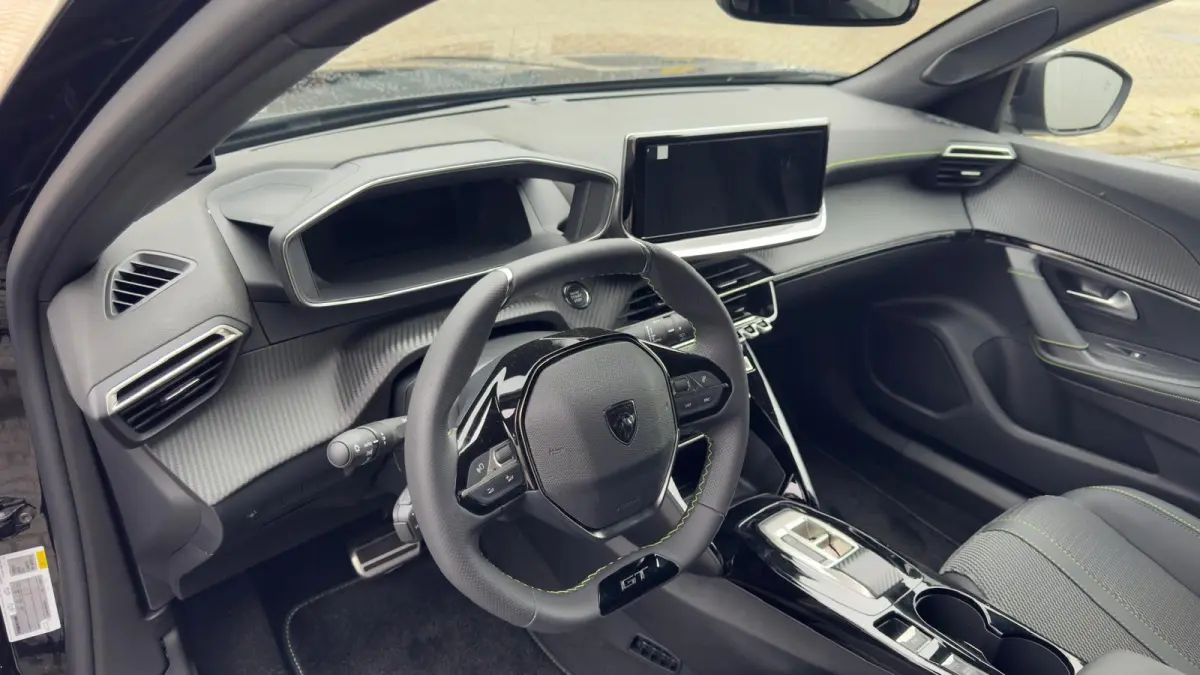 GT | Active Safety Brake met camera en radar (automatisch noodremsysteem) met Distance Alert (waarschuwing dreigende aanrijding) | Advanced Active Safety Brake met camera en radar | Climate 