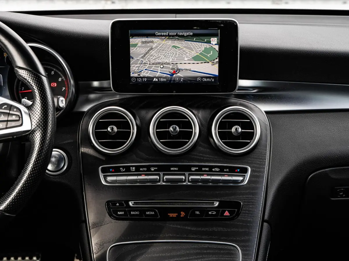 250 4MATIC Premium Plus AMG | Panoramadak | Trekhaak | Memory | Camera | Distronic Pro | 20" | Dealeronderhouden