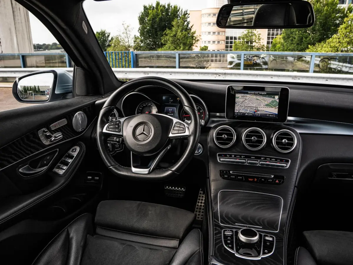 250 4MATIC Premium Plus AMG | Panoramadak | Trekhaak | Memory | Camera | Distronic Pro | 20" | Dealeronderhouden
