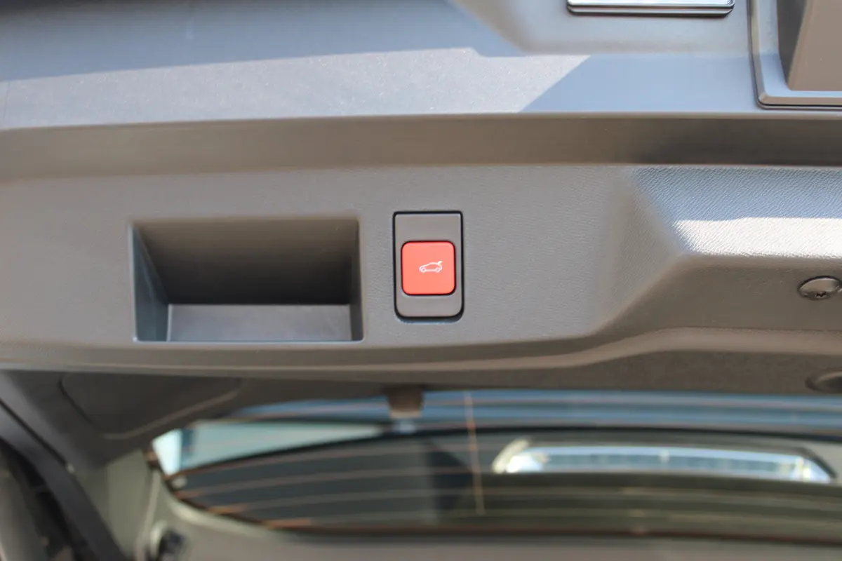 Business Comfort Range 74 kWh | "Sofa Design" Dashboard: Dashboard en deurpanelen bekleed met grijze 'Sofa' bekleding | 'Extended Ambient Lightning': Uitgebreide sfeerverlichting langs het d