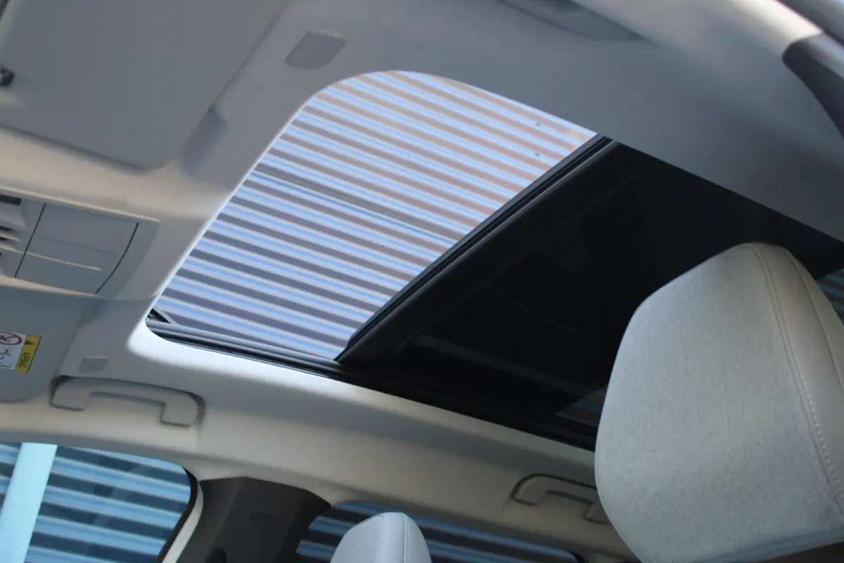 Business Comfort Range 74 kWh | "Sofa Design" Dashboard: Dashboard en deurpanelen bekleed met grijze 'Sofa' bekleding | 'Extended Ambient Lightning': Uitgebreide sfeerverlichting langs het d