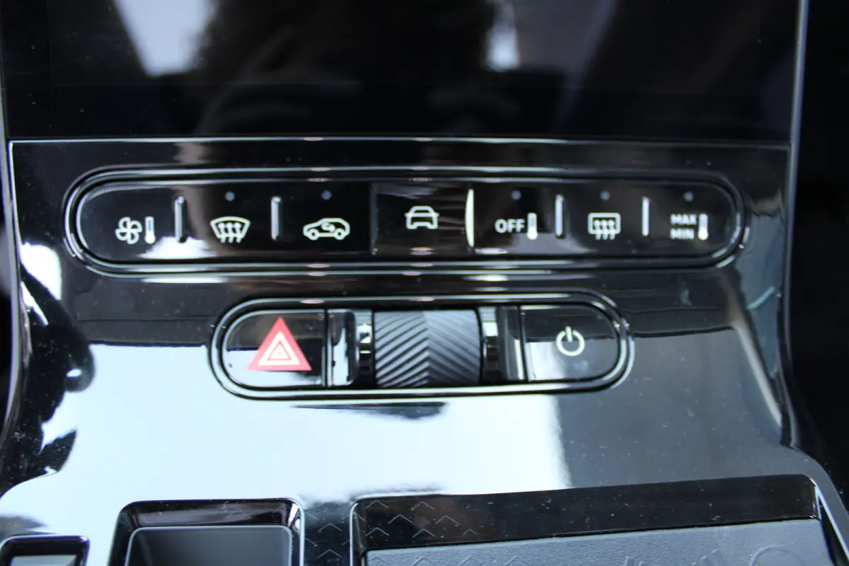 Business Comfort Range 74 kWh | "Sofa Design" Dashboard: Dashboard en deurpanelen bekleed met grijze 'Sofa' bekleding | 'Extended Ambient Lightning': Uitgebreide sfeerverlichting langs het d