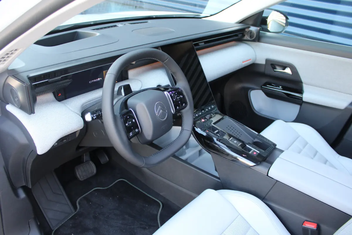 Business Comfort Range 74 kWh | "Sofa Design" Dashboard: Dashboard en deurpanelen bekleed met grijze 'Sofa' bekleding | 'Extended Ambient Lightning': Uitgebreide sfeerverlichting langs het d