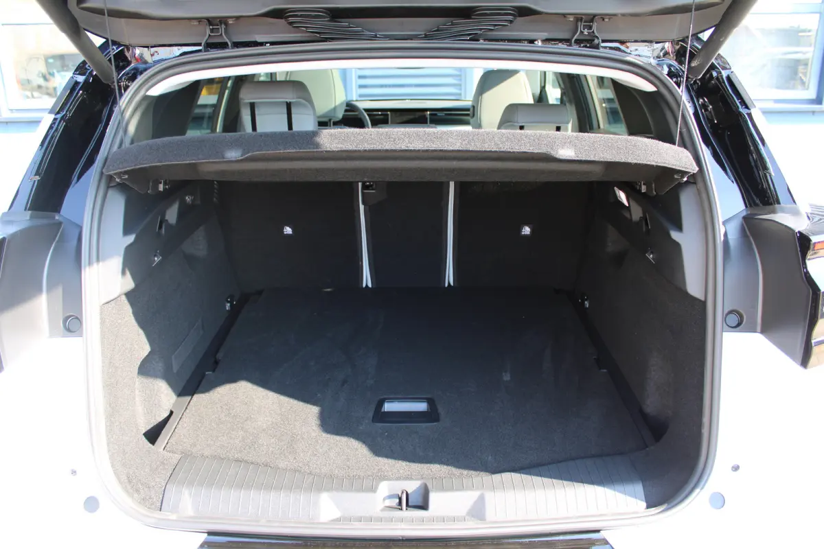 Business Comfort Range 74 kWh | "Sofa Design" Dashboard: Dashboard en deurpanelen bekleed met grijze 'Sofa' bekleding | 'Extended Ambient Lightning': Uitgebreide sfeerverlichting langs het d