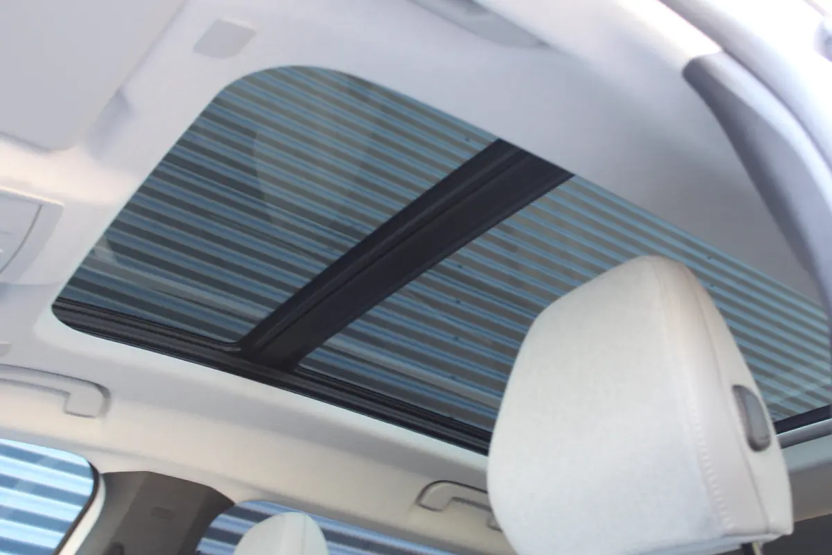 Business Comfort Range 74 kWh | "Sofa Design" Dashboard: Dashboard en deurpanelen bekleed met grijze 'Sofa' bekleding | 'Extended Ambient Lightning': Uitgebreide sfeerverlichting langs het d
