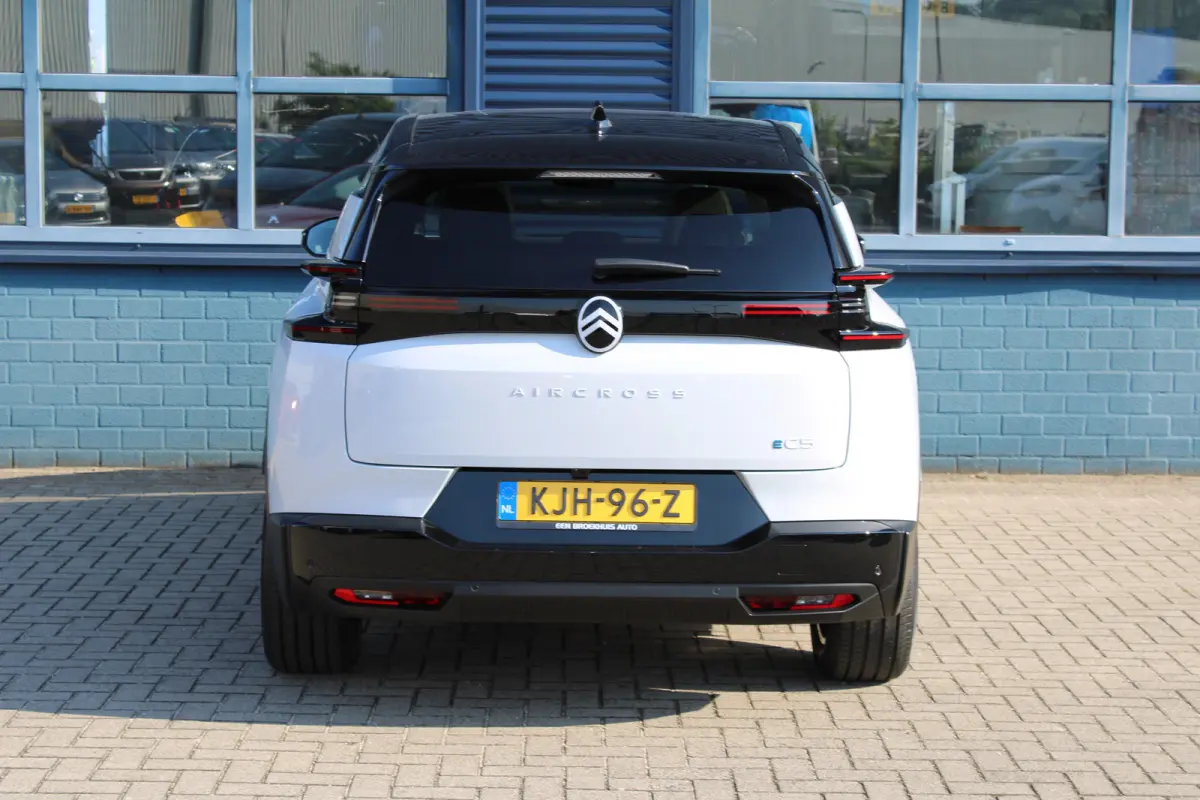 Business Comfort Range 74 kWh | "Sofa Design" Dashboard: Dashboard en deurpanelen bekleed met grijze 'Sofa' bekleding | 'Extended Ambient Lightning': Uitgebreide sfeerverlichting langs het d