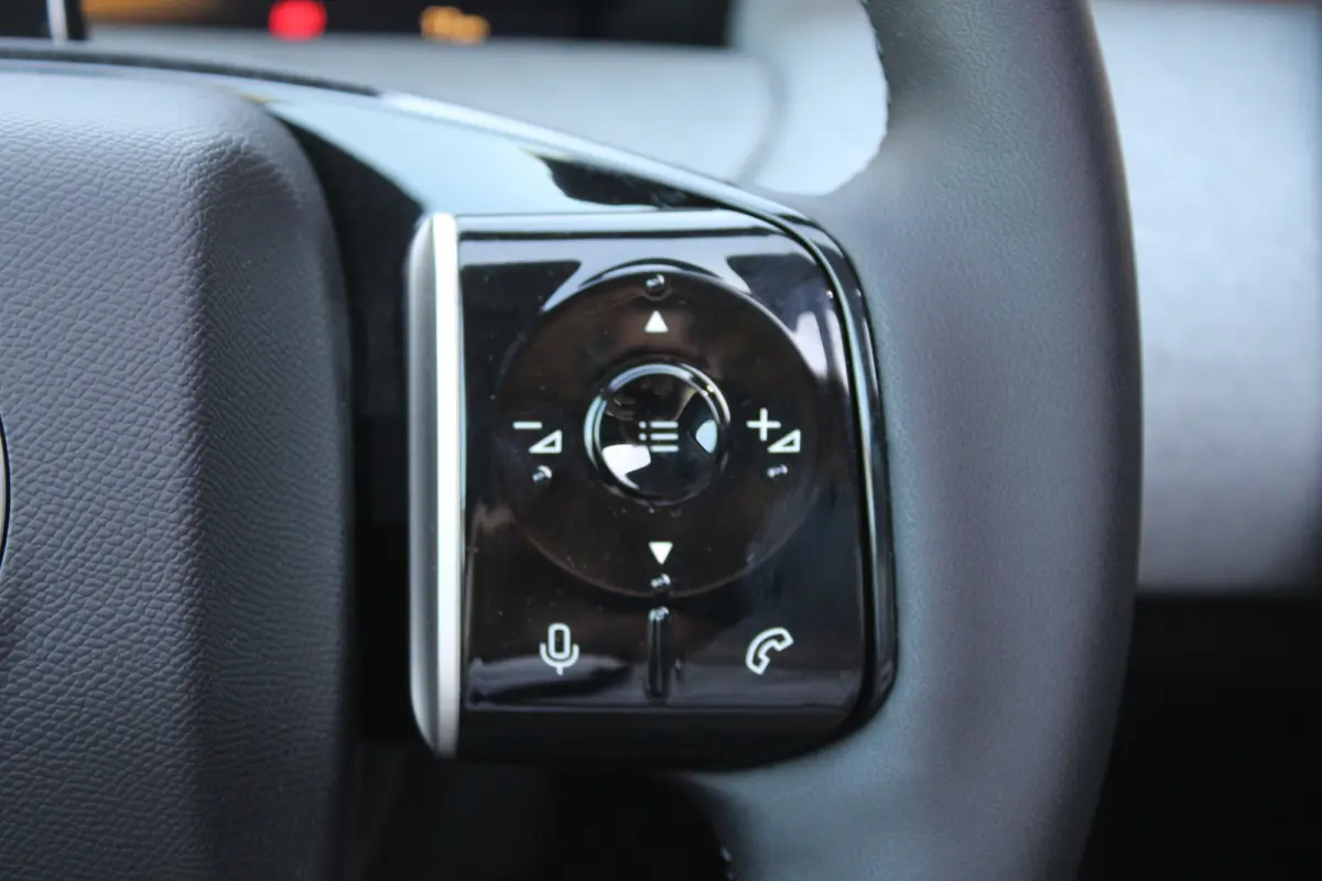 Business Comfort Range 74 kWh | "Sofa Design" Dashboard: Dashboard en deurpanelen bekleed met grijze 'Sofa' bekleding | 'Extended Ambient Lightning': Uitgebreide sfeerverlichting langs het d