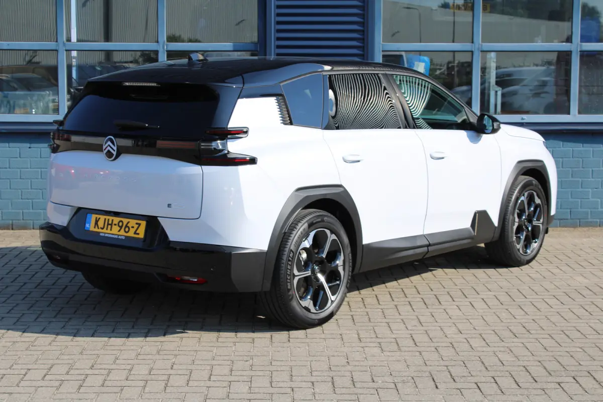 Business Comfort Range 74 kWh | "Sofa Design" Dashboard: Dashboard en deurpanelen bekleed met grijze 'Sofa' bekleding | 'Extended Ambient Lightning': Uitgebreide sfeerverlichting langs het d