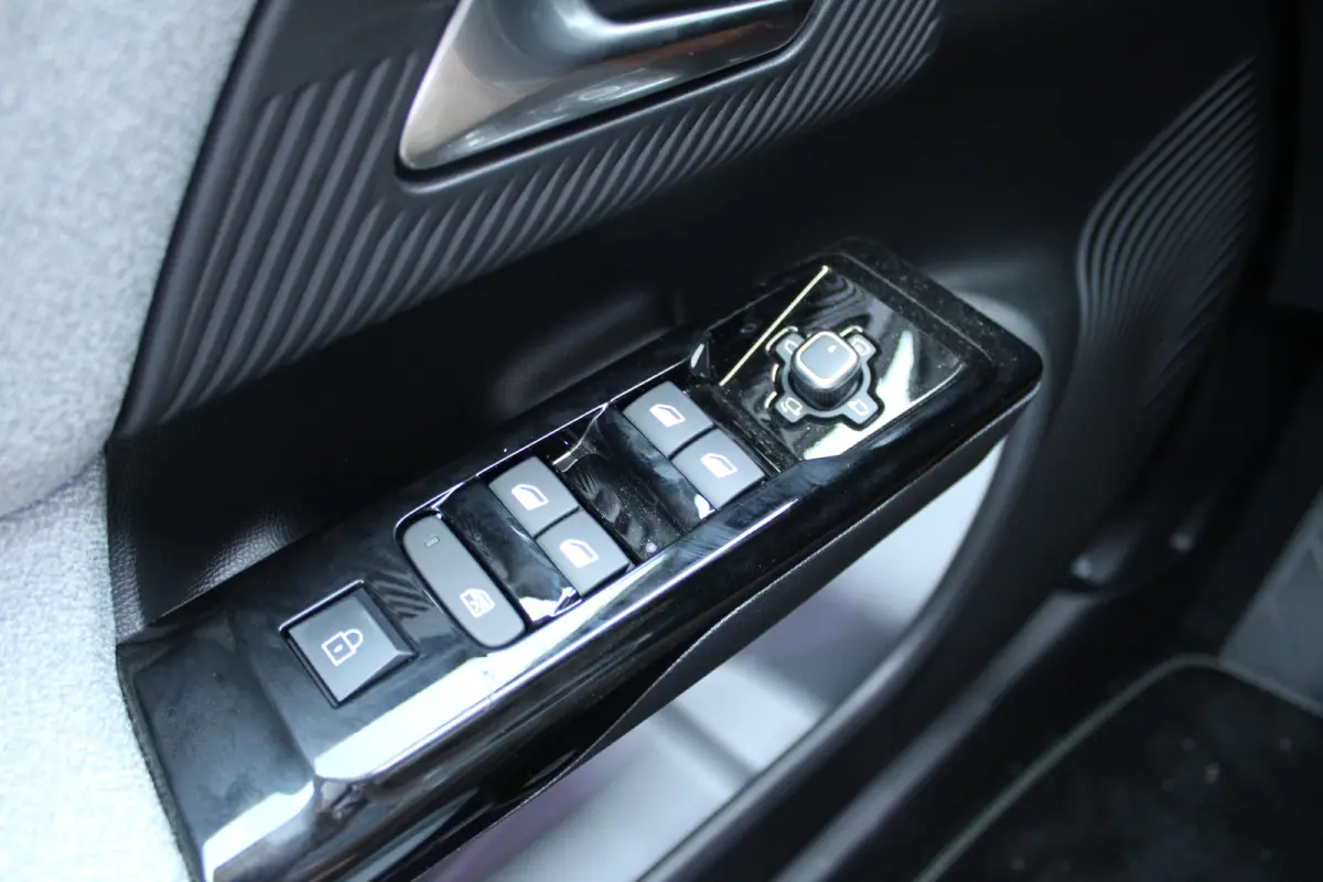 Business Comfort Range 74 kWh | "Sofa Design" Dashboard: Dashboard en deurpanelen bekleed met grijze 'Sofa' bekleding | 'Extended Ambient Lightning': Uitgebreide sfeerverlichting langs het d