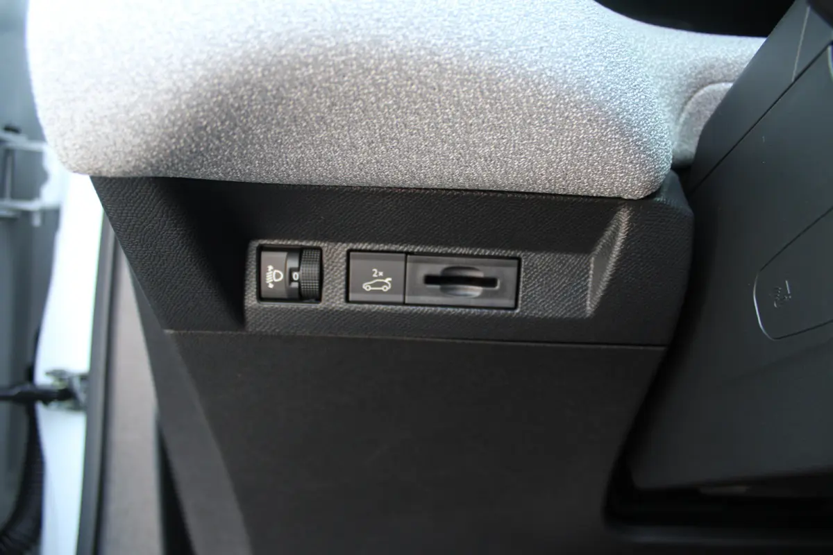 Business Comfort Range 74 kWh | "Sofa Design" Dashboard: Dashboard en deurpanelen bekleed met grijze 'Sofa' bekleding | 'Extended Ambient Lightning': Uitgebreide sfeerverlichting langs het d