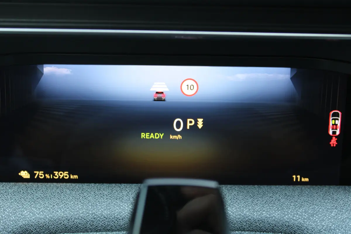 Business Comfort Range 74 kWh | "Sofa Design" Dashboard: Dashboard en deurpanelen bekleed met grijze 'Sofa' bekleding | 'Extended Ambient Lightning': Uitgebreide sfeerverlichting langs het d