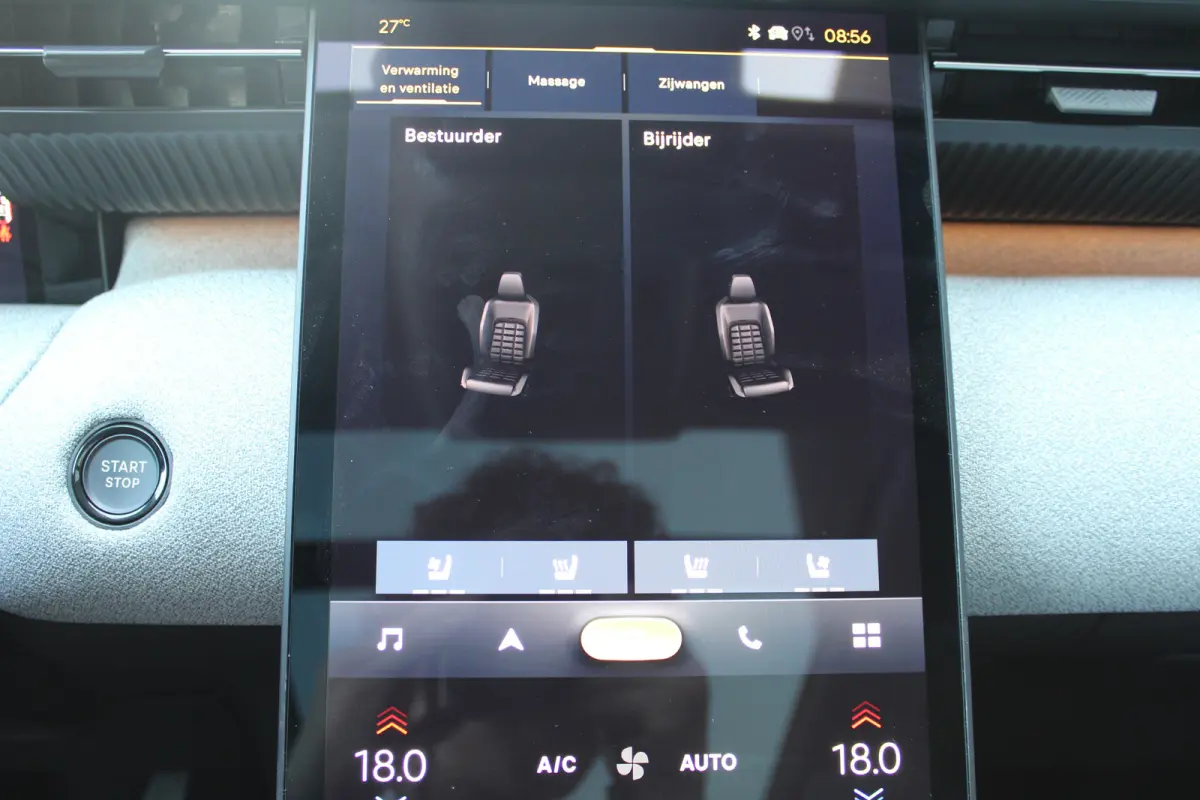 Business Comfort Range 74 kWh | "Sofa Design" Dashboard: Dashboard en deurpanelen bekleed met grijze 'Sofa' bekleding | 'Extended Ambient Lightning': Uitgebreide sfeerverlichting langs het d