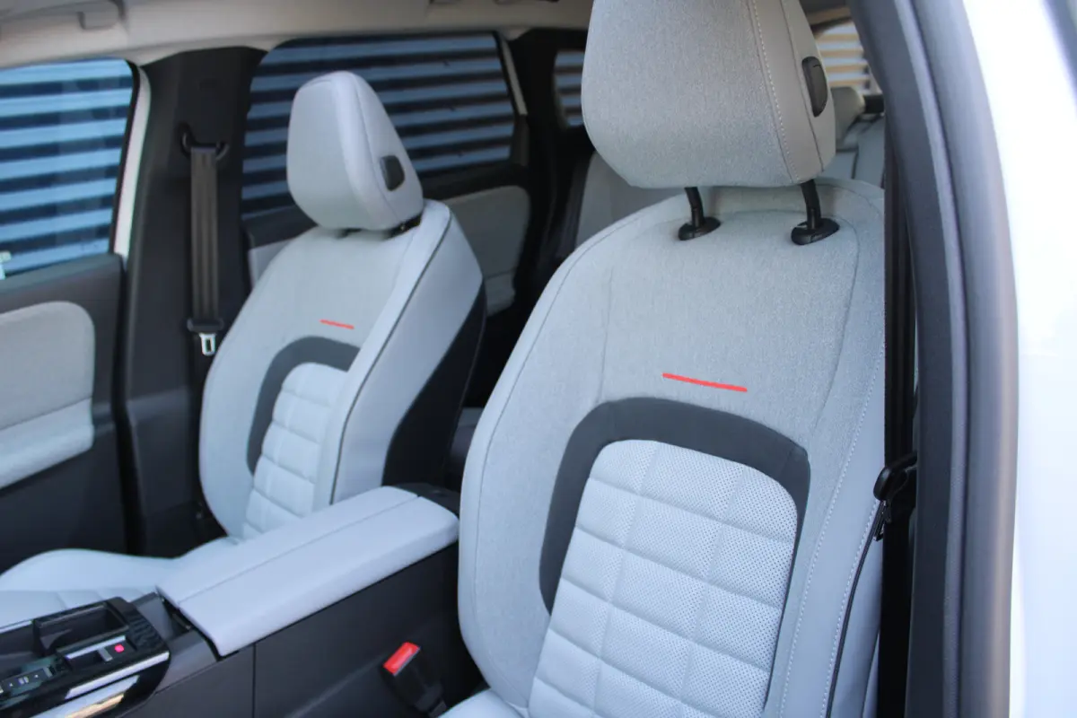 Business Comfort Range 74 kWh | "Sofa Design" Dashboard: Dashboard en deurpanelen bekleed met grijze 'Sofa' bekleding | 'Extended Ambient Lightning': Uitgebreide sfeerverlichting langs het d
