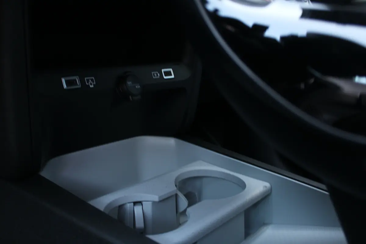 Business Comfort Range 74 kWh | "Sofa Design" Dashboard: Dashboard en deurpanelen bekleed met grijze 'Sofa' bekleding | 'Extended Ambient Lightning': Uitgebreide sfeerverlichting langs het d