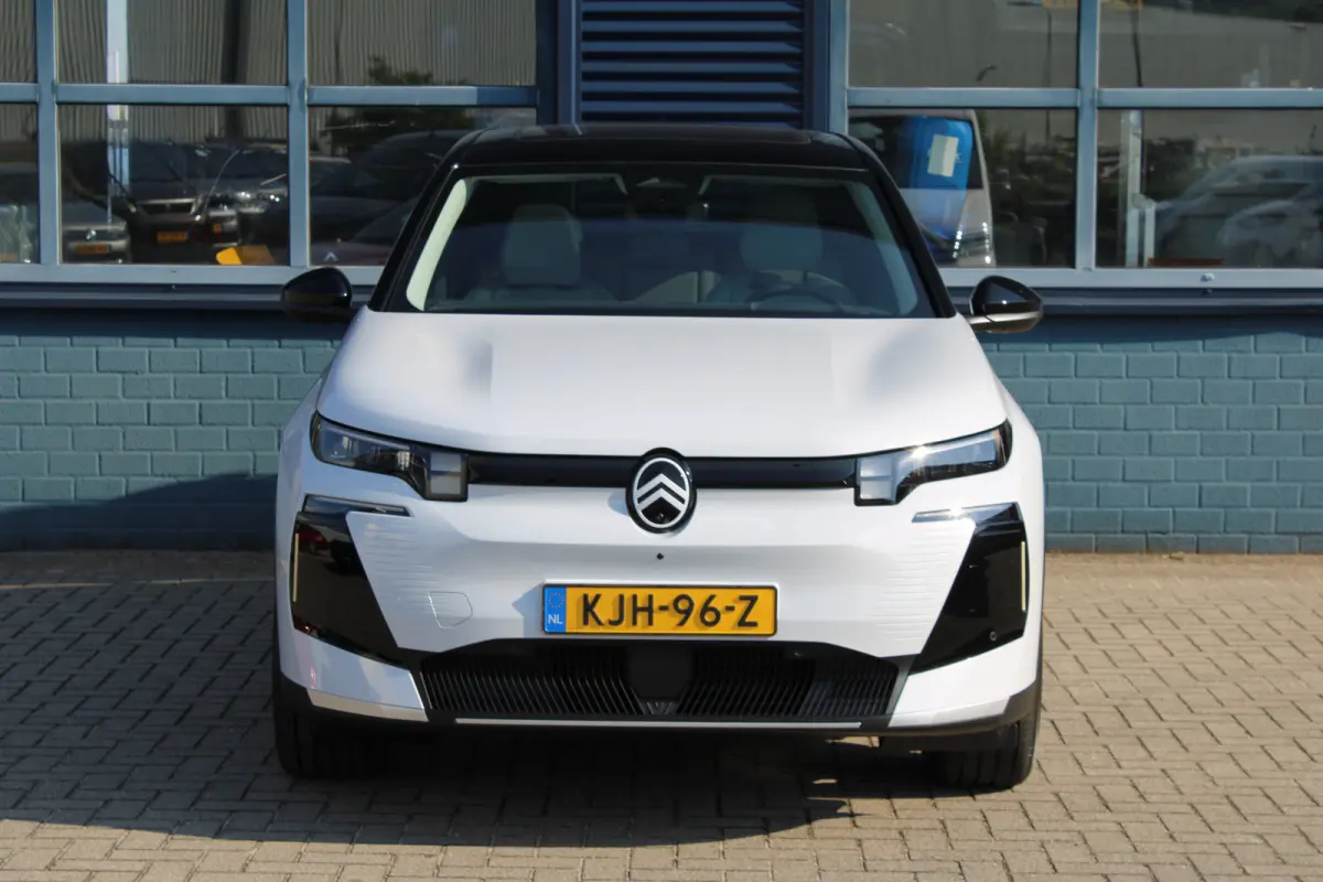 Business Comfort Range 74 kWh | "Sofa Design" Dashboard: Dashboard en deurpanelen bekleed met grijze 'Sofa' bekleding | 'Extended Ambient Lightning': Uitgebreide sfeerverlichting langs het d
