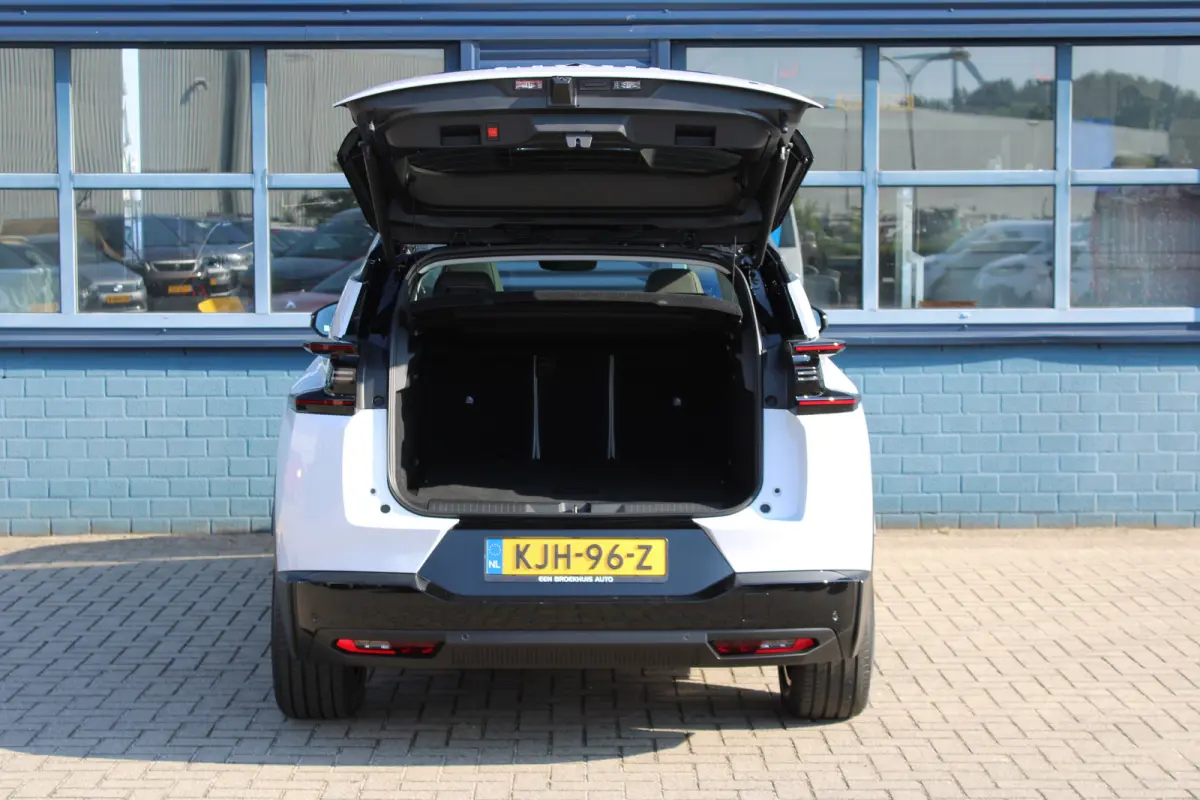 Business Comfort Range 74 kWh | "Sofa Design" Dashboard: Dashboard en deurpanelen bekleed met grijze 'Sofa' bekleding | 'Extended Ambient Lightning': Uitgebreide sfeerverlichting langs het d